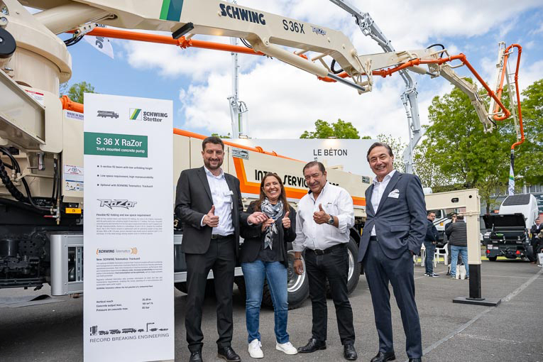 De gauche à droite, Pierre Bach, directeur général de Schwing Stetter France, Véronique Agostinho-Bento, directrice générale d’ISP, Antonio Agostinho, président d’ISP et Mehmet Varlik, Pdg du groupe Schwing Stetter. Derrière, la nouvelle pompe à béton S 36 X Razor. [©ACPresse]