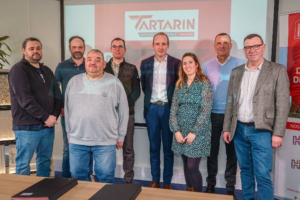 Les équipes d’Hoffmann Green et du groupe Tartarin signent l’accord mutuel. [©Hoffmann Green]