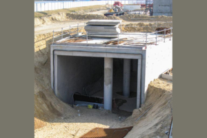 La lixiviation touche souvent les ouvrages hydrauliques. Construction d’une conduite d’amenée des eaux usées dans une station d’épuration. [©ACPresse]