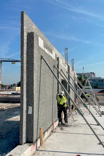 Les éléments porteurs en béton de bois CS2 de Spurgin se posent à la manière d’un prémur... [©Spurgin]