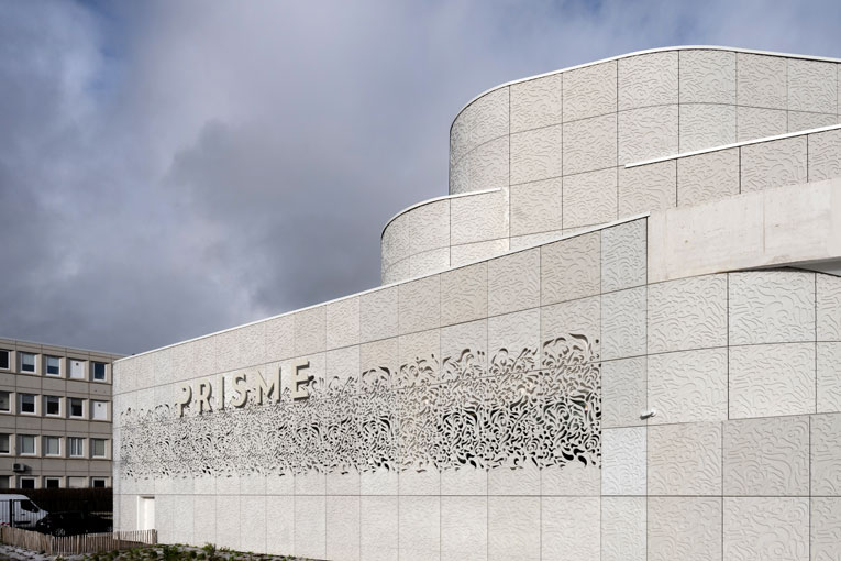 Complexe sportif Prisme : Minéral et tellurique