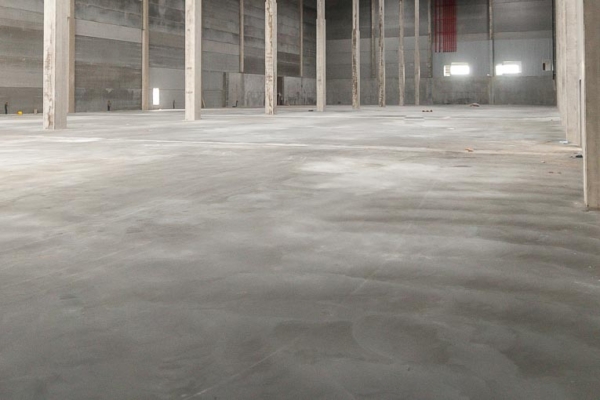 La délamination est un défaut de surface d’origine physique ou chimique. Elle voit la séparation de la frange superficielle d’un support en béton et peut donc affecter tout type de surface. [©ACPresse]