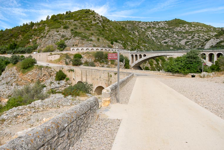 L’aménagement su site du Pont du Diable, à Saint-Guilhem-le-Désert (34), est un très bel exemple d’aménagement concerté mélangeant différents matériaux, anciens comme modernes. [©ACPresse]