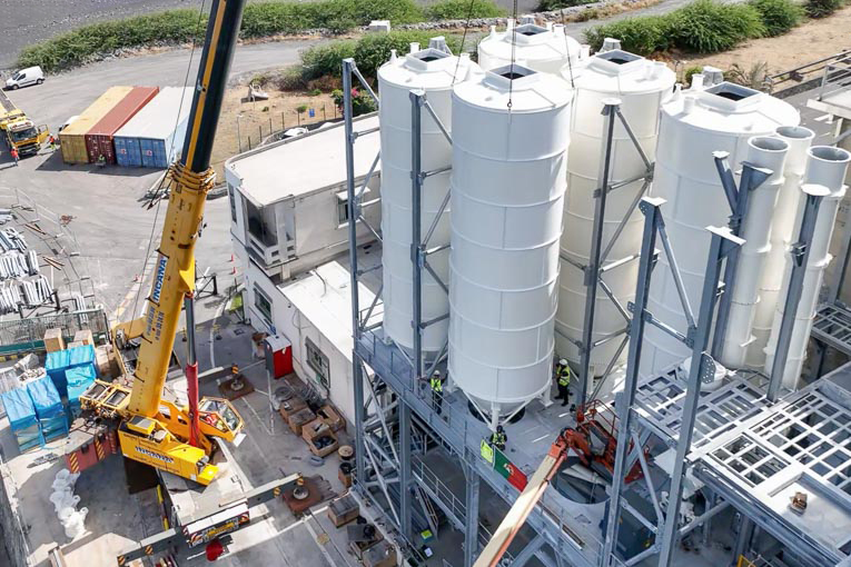Pose du 5e des 6 nouveaux silos de l’usine. [©Teralta]