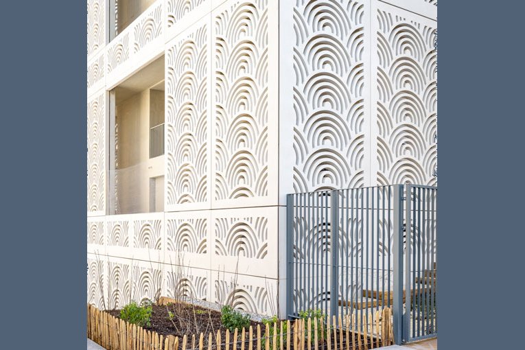 Les panneaux d’habillage se caractérisent par un design singulier en forme de segments d’arcs superposés. [©Romuald Nicolas/Guillerm]