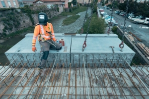 Long de 49,50  m et désormais élargi à 10,60  m, le pont intègre une voie cyclo-piétonne continue, reliant le centre-ville et le lycée agricole de La Cazotte. [©Lafarge France]