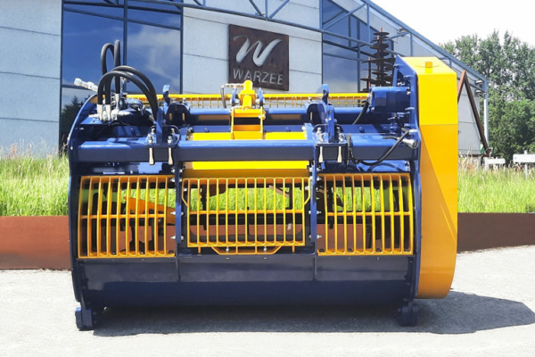 La grille de criblage installée dans le godet malaxeur permet à l’utilisateur de passer de la fonction de mélange à la fonction criblage en quelques instants. [©Warzée]