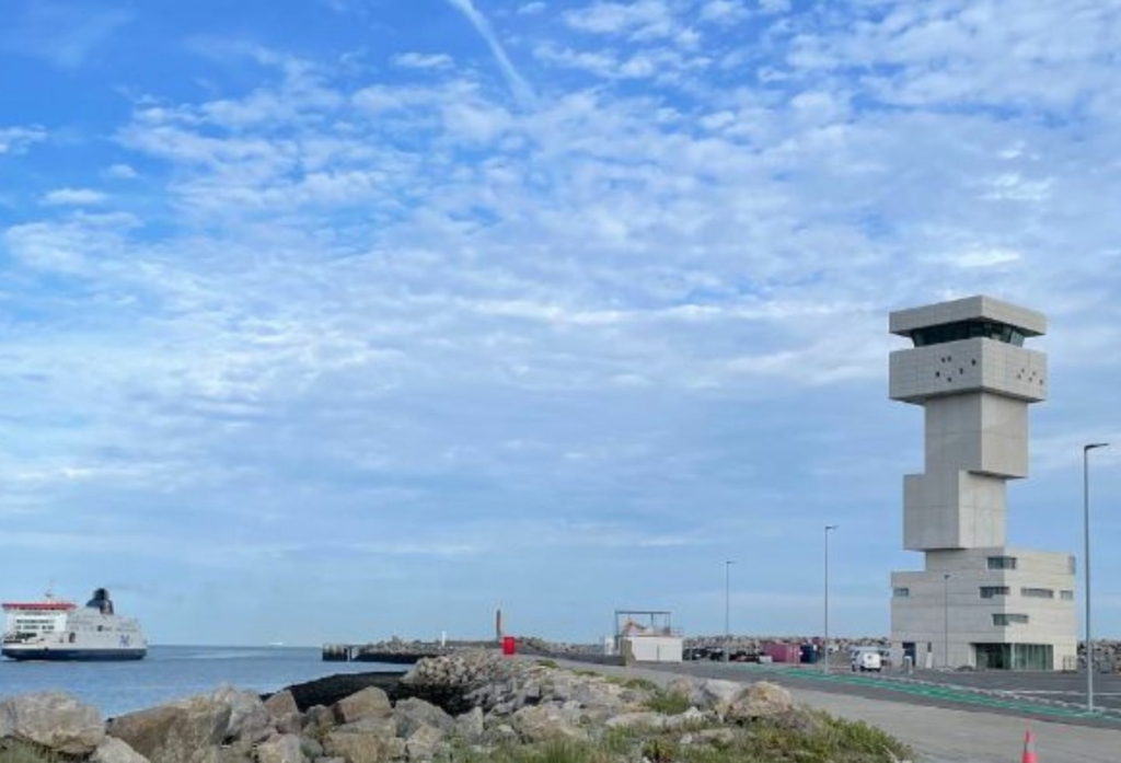 Visible depuis la mer tout autant que depuis la ville et les plages, la nouvelle capitainerie est le signe et le symbole d’un port en pleine expansion. Et s’affirme tel un emblème pour une ville en mouvement. [©Atelier 9.81]
