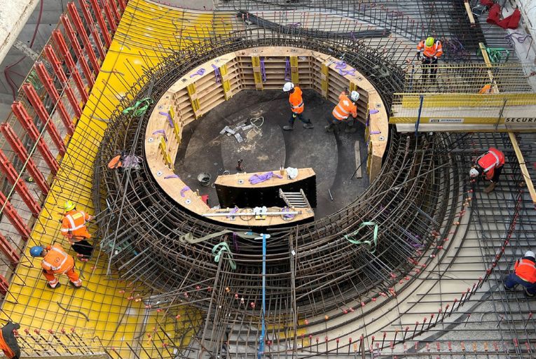 Dalle caractérisée par une trémie circulaire de 5,80 m de diamètre. [Maïa Sonnier]