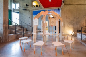 Un espace collectif en forme de dôme – le Terrain des communs – est constitué de tabourets mobiles autour d’une structure. [©matali crasset]