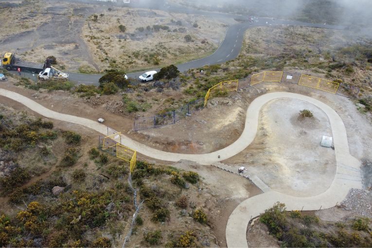 Situé à près de 2 200 m d’altitude et classé au Patrimoine mondial de l’Unesco, le belvédère du Maïdo à La Réunion a bénéficié d’une requalification majeure. [©Bufy] 