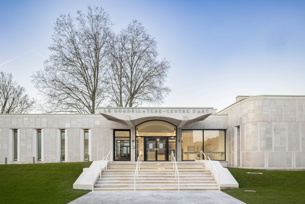 Les lignes graphiques et épurées extérieures signées André Hermant constrastet avec les lignes tout e courbes de l'intérieur par Chatillon Architectes. [©Antoine Mercusot pour Chatillon Architectes]