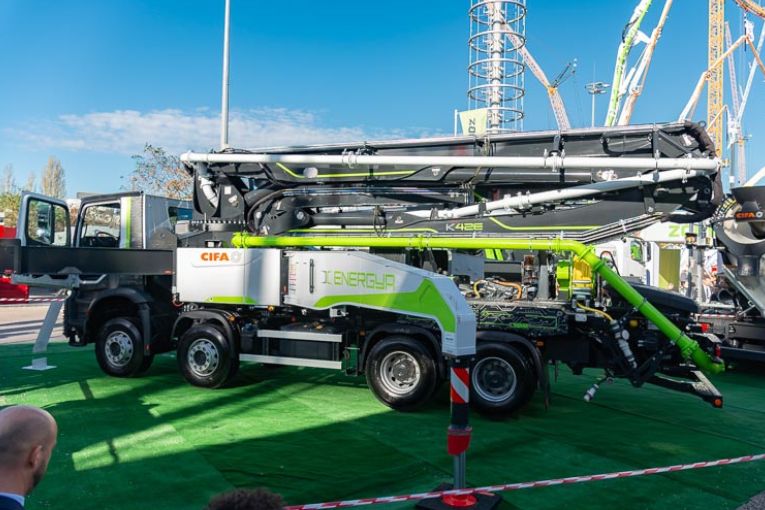 Les engins électriques du BTP sont désormais éligibles aux certificats d'économies d'énergie (CEE). [©ACPresse] • Description – Véhicule de chantier électrique. [©ACPresse]