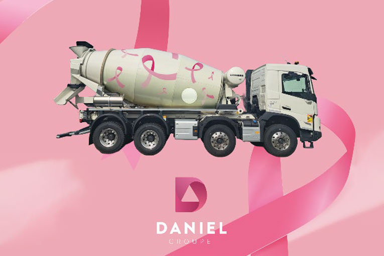 Trois toupies du Groupe Daniel arborent le célèbre ruban rose, symbole mondial de la lutte contre le cancer du sein. [©Groupe Daniel]