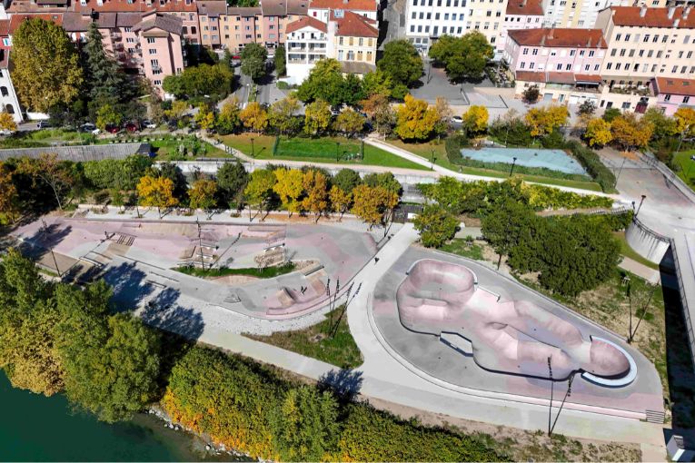Pour répondre aux attentes techniques et esthétiques du projet de skatepark de Caluire-et-Cuire, Cemex a mis en œuvre 475 m³ de béton projeté par voie humide. [©Cemex]