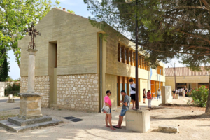 Le Centre culturel et Maison de santé du Paradou fait la part belle aux bétons teintés matricés en façade. [©Poggia Provence]