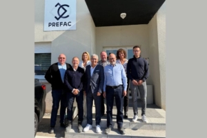 De gauche à droite et de bas en haut : Jean Marc Monnier, directeur technique Prefac, Laurent Delafond, directeur général Stradal, Alberto Ferreira, président Prefac, Roberto Huet, président Eqiom & Stradal, Jennifer Fradin, responsable département environnement Prefac, Thierry Lehoux, directeur Prefac Ouest, Cécile Ginies, directrice commerciale Prefac, et Romain Tadrist, directeur Prefac. [©Stradal]