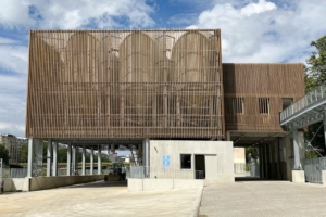 Imaginée par MDB et Montery Gaillardet, la centrale à béton du Pont Mirabeau, à Paris, allie performance industrielle, urbanisme et architecture. [©MDB/ Montery Gaillardet]
