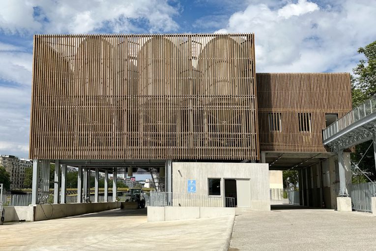 Imaginée par MDB et Montery Gaillardet, la centrale à béton du Pont Mirabeau, à Paris, allie performance industrielle, urbanisme et architecture. [©MDB/ Montery Gaillardet]