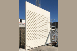 Sur les façades des 69 logements à Aubervilliers, un jeu de motifs losanges à la fois décaissés par endroit, matricés à d’autres et un béton blanc teinté pierre avec une finition gommée subliment la matière. [©Itar Architectures]