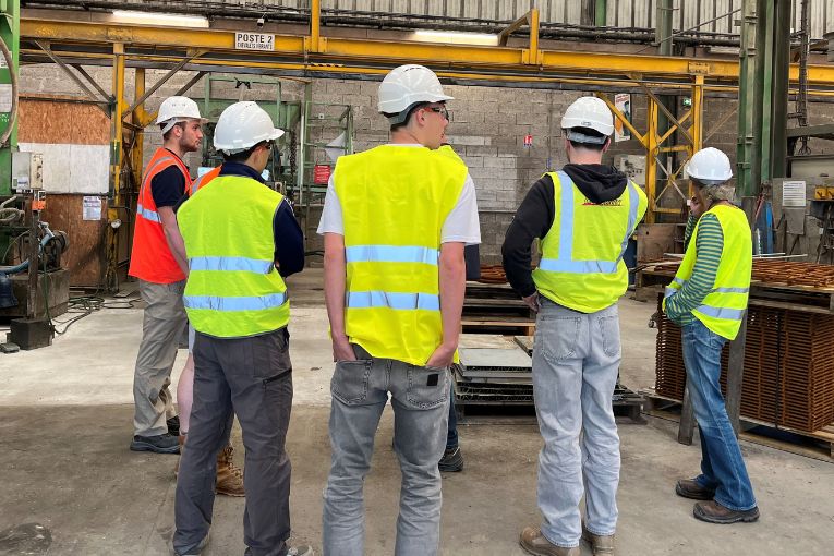 Visite d’un site de préfabrication béton pour des jeunes étudiants. [©Fib]