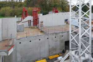 Près de 2 300 m2 de voiles en béton Vertua de Cemex ont été coulés par Ramery Construction pour édifier le centre d’interprétation viking. [©Ramery Construction]