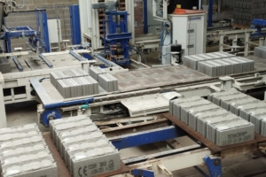 Production du bloc isolant Technibémo sur le site de Riec-sur-Bélon (29) de Caddac. [©Vicat/Caddac]