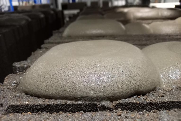 Mousse minérale Aircimat de Vicat injectée dans les blocs Technibémo pour améliorer leur résistance thermique. [©Vicat/Caddac]