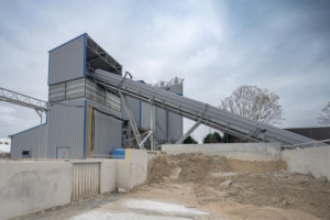 EMCI a assuré la réinstallation et l’adaptation de cette centrale à béton, qu’il avait construite pour une première utilisation. [©ACPresse]