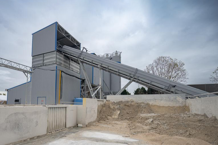 EMCI a assuré la réinstallation et l’adaptation de cette centrale à béton, qu’il avait construite pour une première utilisation. [©ACPresse]