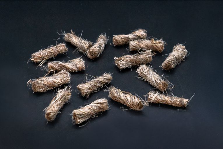 La fibre de chanvre Fibrofor EcoGreen AS mesure 12 mm de long et présentent des diamètres variés allant de 0 à 100 µm étant un produit végétal. [©Contec Fiber AG]