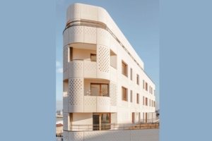 Sur les façades des 69 logements à Aubervilliers, un jeu de motifs losanges à la fois décaissés par endroit, matricés à d’autres et un béton blanc teinté pierre avec une finition gommée subliment la matière. [©Itar Architectures]