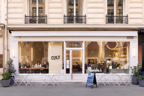 Niché au rez-de-chaussée d’un immeuble haussmannien à deux pas des Grands Boulevards, le Cult Café réinvente le coffee-shop parisien comme lieu de culture et d’expérience. [©@yvan_moreau_photographe]