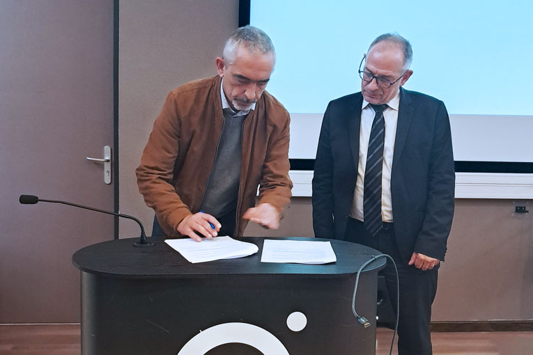 A gauche, Sébastien Teyssier, directeur LPO Aura. A droite, Jean-Jacques Charrié Thollot, président Unicem Aura. [©Unicem]