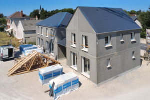 A Saint-Pryvé-Saint-Mesmin (45), Le Clos Saint-Joseph intègre des murs porteurs en béton de bois préfabriqués par Spurgin. [©Lafarge]