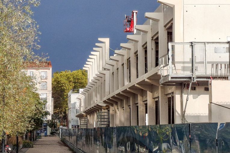 Pesant jusqu’à 27 t, les poutres préfabriquées sont assemblées sur site par un système d’encastrement tenons-mortaise, assurant une précision d’assemblage au millimètre près. [©Brenac & Gonzales & Associés]