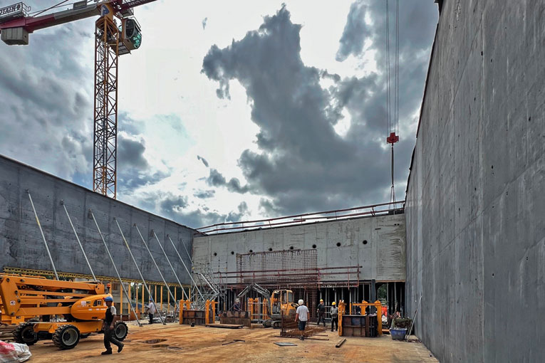 Mader a réalisé les voiles de grande hauteur de la salle principale du complexe sportif. [©Mader]