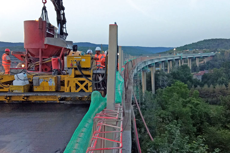 L’opération de rénovation du Viaduc du Pont d’Ouche (21) a porté sur l’utilisation du Bfup pour garantir l’étancheité des tabliers. [©Cerema]