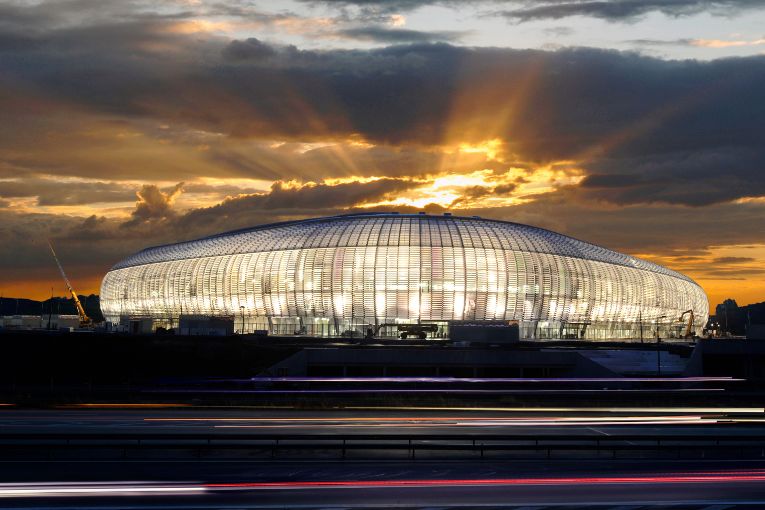 A Villeneuve d’Ascq (59), enveloppé par une coque translucide aux angles arrondis, le stade Pierre Mauroy dispose d'un immense écran lumineux qui en constitue la façade urbaine. [©Sergio Grazia]