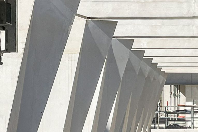 Enfilade de poteaux-poutres préfabriqués. [©Brenac & Gonzales & Associés