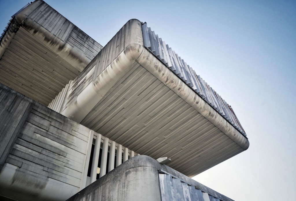 Ancienne Caisse d’épargne de Pau vue par le prisme de la photographe Sophie Meier. [©Sophie Meier]