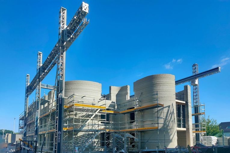 Le portique robotisé, équipé d’une tête d’impression multi-directionnelle Bod2 de Cobod a été piloté par 2 opérateurs. [©Plurial Novilia]