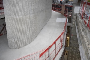 Le fût porteur de la rampe à vélos présente une finition matricée très minérale. [©ACPresse]