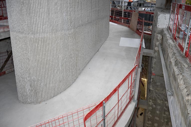 Le fût porteur de la rampe à vélos présente une finition matricée très minérale. [©ACPresse]