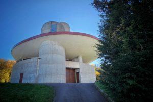 Dix ans après la célèbre chapelle Notre-Dame-du-Haut de Ronchamp (70), l’église de Verdun témoigne d’une parenté avec les œuvres de Le Corbusier. [©Sophie Meier]