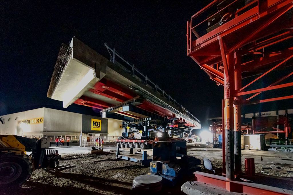 Orchestré par le Belge Sarens et Bouygues Travaux Publics Régions France, le chantier des deux ponts de l’A41 qui aurait pu sembler classique, s’est avéré être un véritable casse-tête logistique. [©Sarens]