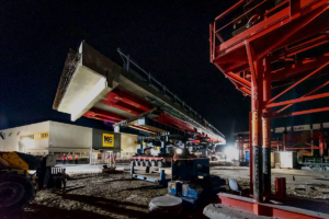 Orchestré par le Belge Sarens et Bouygues Travaux Publics Régions France, le chantier des deux ponts de l’A41 qui aurait pu sembler classique, s’est avéré être un véritable casse-tête logistique. [©Sarens]