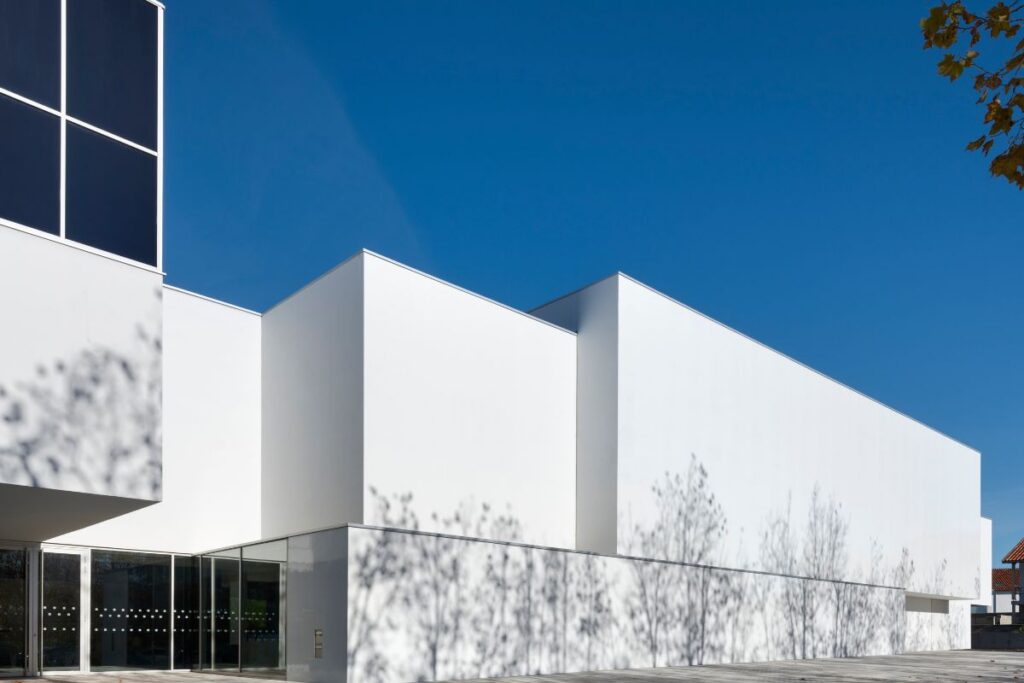  Concernant l’esthétique extérieure, le béton architectonique gris coulé en place, revêtu d’une couleur blanche, à base d’un complexe de peinture minérale aux silicates de potassium (de chez Keim), a été choisi pour se fondre dans le paysage local. [©Eugeni Pons]