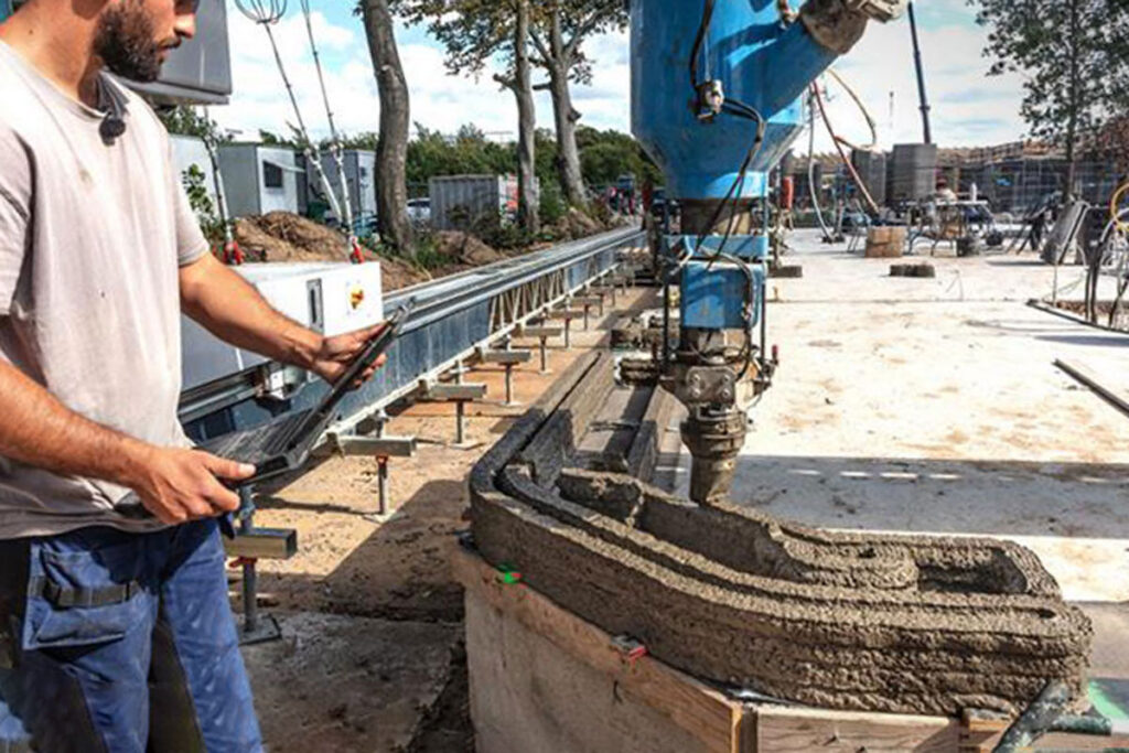 3DCP Group pilote l’imprimante Cobod Bod3 sur le chantier. Le système de rails au sol de l’équipement permet une impression continue de longues sections de murs, garantissant des résultats constants avec une équipe de trois personnes. [©Cobod]