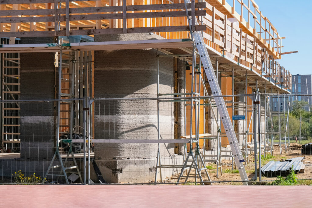 Achevée en octobre 2025 par 3DCP Group, la phase d’impression a permis de réaliser en continu les murs des bâtiments. [©Saga/Cobod]